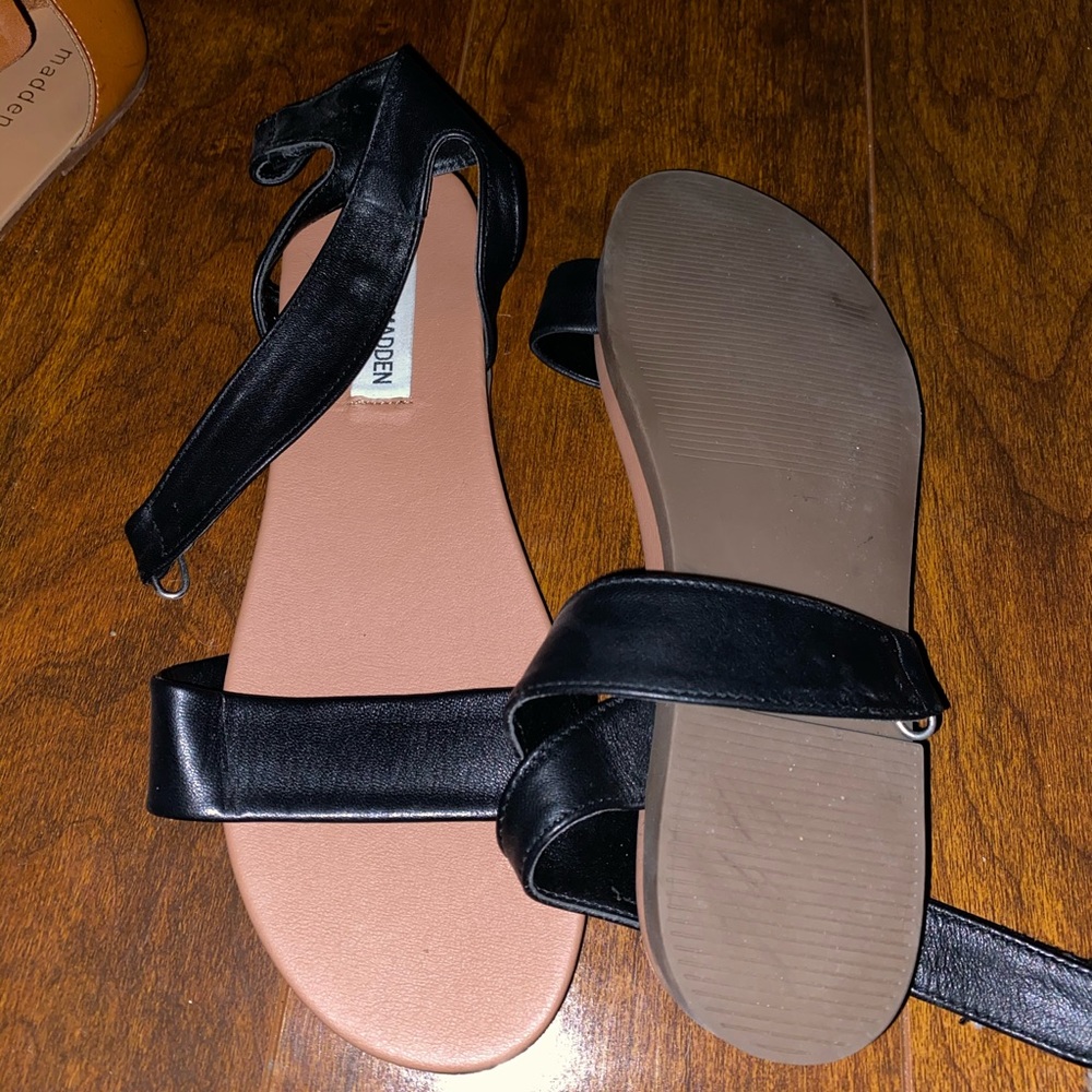 Steve Madden black flat sandals w cushion. Worn 1x